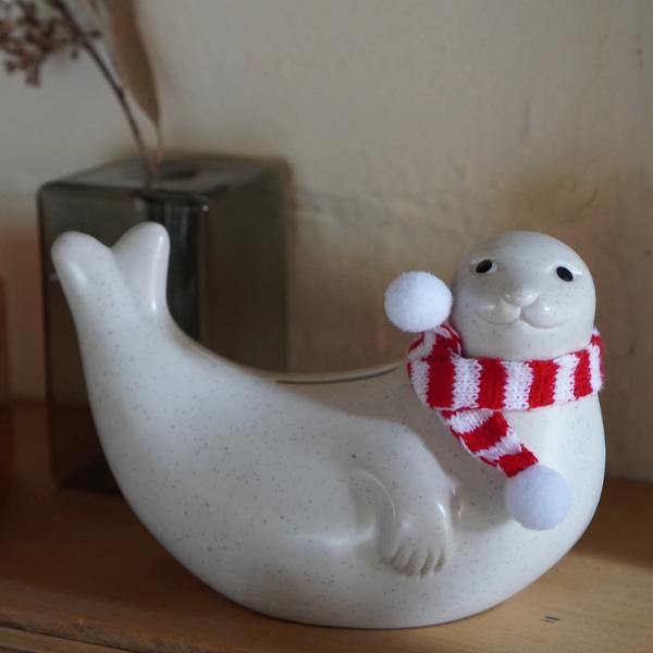 コロンとしたフォルムと愛らしい表情がカワイイ、あざらしの貯金箱。フィンランドからやってきました！冬にはマフラーを巻いてあげて。より可愛く、あたたかな雰囲気に。背中の穴からお金を入れます。底面の取り出し口に鍵を差し込み回転させ、お金を取り出す...