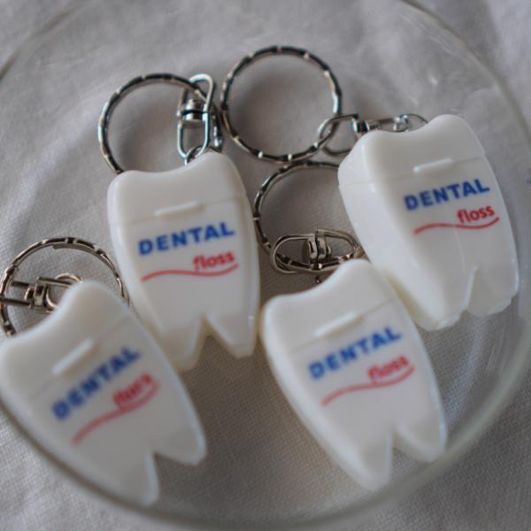 実用性もデザインもばっちりなデンタルフロス。ポーチに付ければ、旅行やお昼ご飯の後にとっても便利です。フロスは長さ15メートル。毎日しっかりデンタルケアで虫歯予防。プレゼントしても楽しいですね。サイズ：H.38mm W.26mm D.15mm...