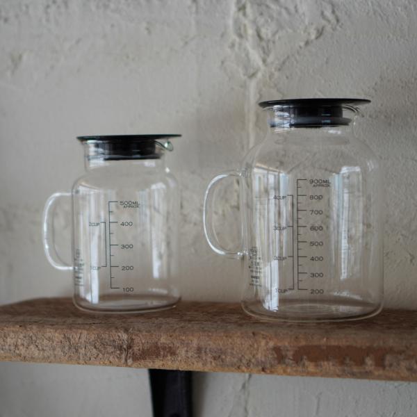 蓋付きの電子レンジOKの耐熱ガラスポット。お好みの果物とお好みの甘さで自家製のビネガードリンクを作ることができます。レシピ付きで、ビネガーで漬け込んで作るヘルシードリンクやピクルスなどを気軽に楽しめます。しっかり閉まるパッキン付きのフタ、ガ...