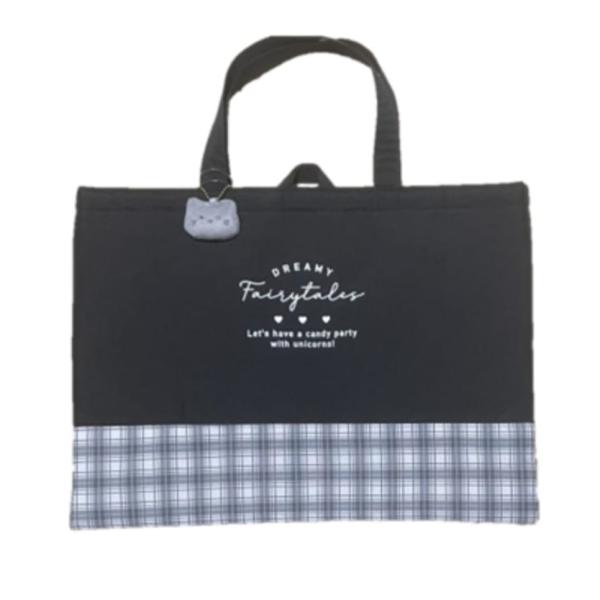 入学入園に大活躍間違いなし!!シンプルかわいいトートバッグです。内側に抗菌・防臭加工の生地を使用しているので衛生的！大きな持ち手が付いているので机やフックに引っ掛けておくのに便利♪学校で持ち手の長さ指定がある場合も内側のループで対応可！更に...