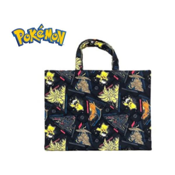 入学入園に大活躍間違いなし大人気のポケットモンスターのトートバッグです。しっかりとした生地で荷物も安心◎総柄プリントが目を引くキルトレッスンバッグ!!内側には便利なお名前欄付き。学校や習い事、お稽古など荷物の多いときのサブバッグとして、体操...