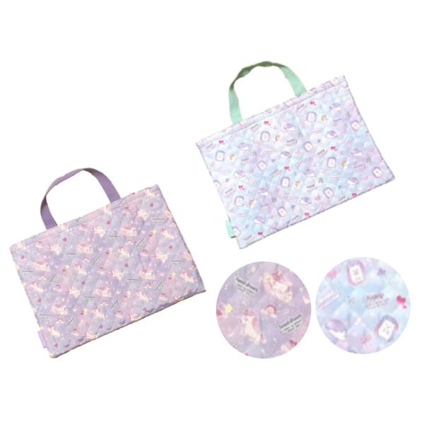 入園、入学、新学期の準備に大活躍間違いナシのレッスンバッグです。キルト加工なのでソフトな手触りで丈夫な仕上がり。メイン収納口はマジックテープで開け閉め簡単、吊りポケット付き!!内側にお名前を書き込めるタグが付いているので安心◎机やフックに引...