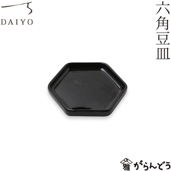 ROCKAKU(別売)専用の、六角形の豆皿です。艶のある黒色の釉薬で仕上げられ、ROCKAKUの黄色い蝋がよく映える色合い。さまざまな形のろうそくに合わせやすい、シンプルな風合いを持っています。燭台のような針が無いため、和ろうそくやテーパー...