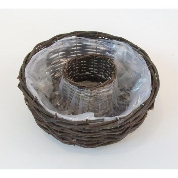 つるで編んだかごタイプのナチュラル感いっぱいの小型のリースです。内側にビニールシートが貼ってあるので、そのまま培養土を入れることが出来ます。培養土がたくさん入るので、植物が元気に育ちます。（自然素材ですが耐候性があり、屋外で繰り返しご使用頂...