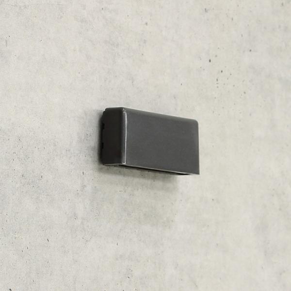 ExLightsシリーズ、壁面取付接着プレート。付属の取付ビスと接着剤で外壁に穴を空けずに屋外照明を取り付けられます。■商品詳細サイズ：約幅7.3cm×奥行1.5cm×高さ3cm重量：0.0256kg材質：［プレート本体］ASA樹脂［ドリル...