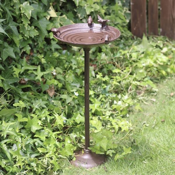 ■商品名：バードバス 自立式■商品コード：84280300丸水盤に小鳥たちが遊ぶ愛らしいバードバス。水盤には段が刻まれ、野鳥が足を掛けて使いやすいデザインです。アイアン製で、しっかりとしたスタンドで自立するため、好きな場所に設置できます。【...