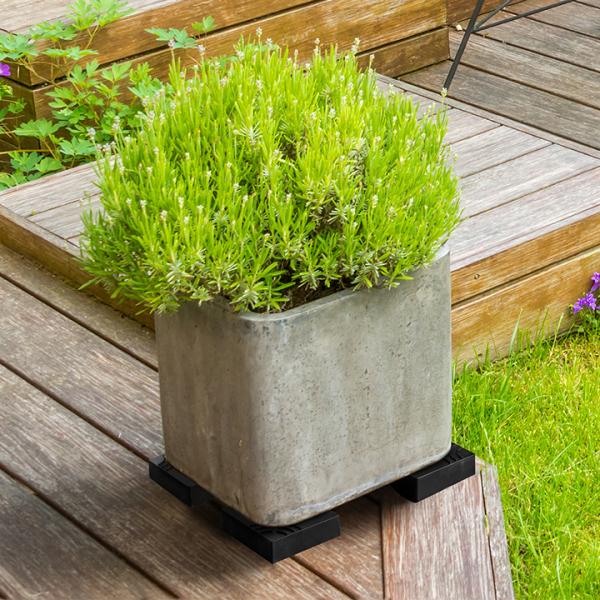 ■商品名：ポットフィート プラスチック製■商品コード：84490600滑り止めが刻まれた4ピースでしっかりと鉢を支え、鉢の形状や大きさを問わずに使える実用的なポットフィート。床面から鉢を離すことで、床の熱や冷気が直接伝わることを防ぎ、通気性...