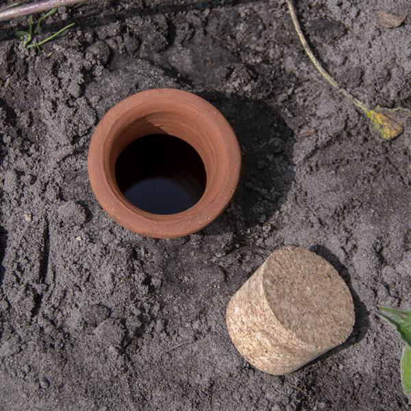 ■商品名：灌漑ポット OLLA 1.9L■商品コード：84630600手作りで作られた愛らしい丸いテラコッタポットは、中に水を入れるとじんわりと染み出し、自動灌水装置として利用できます。日々の水やりを代わりに行ってくれるので、水や時間の節約...