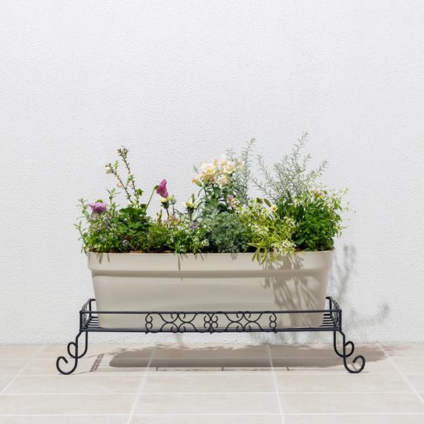 ■商品名：デザインフラワースタンド スクエア S■コード：98919500お花が美しく映えるフラワースタンド。フチがあるので鉢が落下しにくい、大き目の鉢が置ける内寸60×30cm設計。【商品詳細】サイズ：約幅71.5cm×奥行31.5cm×...