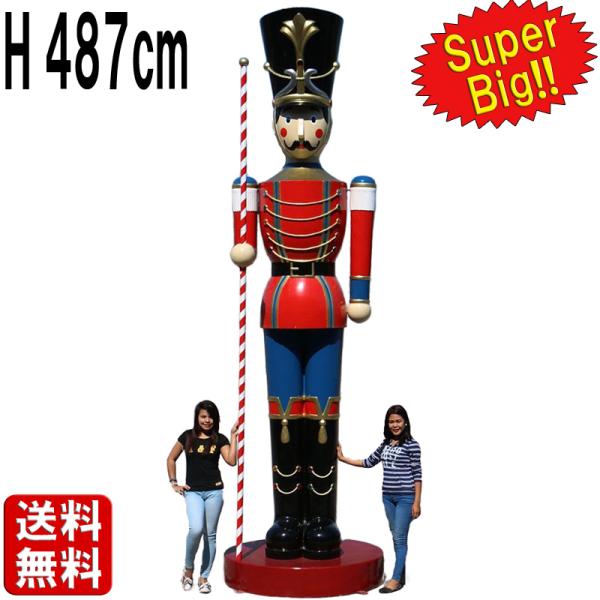 巨大な兵隊のオブジェで魅せる実物大ディスプレイ