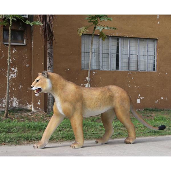 歩く雌ライオンのリアル大型ネコ科オブジェ