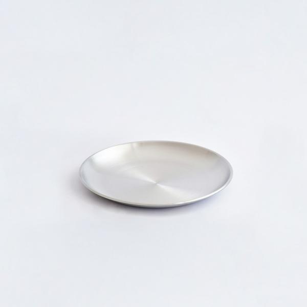 【商品名】ステンレス ソーサー　20cmサイズ【カタログサイズ】Φ20 x H1.6cm 有効内寸:15cm【素材】ステンレス製/ヘアライン加工