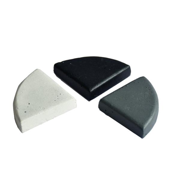 【商品名】ファイバークレイ ポットフィート【メーカー名】【カタログサイズ】W7.5cm×D7.5cm×H2cm【材質】ファイバークレイ製<【ラッピング対応】不可※四分円1ピースずつの単品販売です。設置する鉢に合わせて、必要数お求めください。