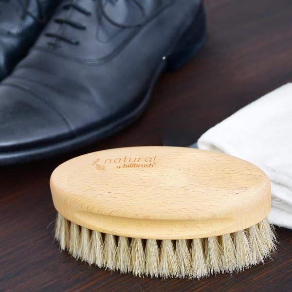 【商品名】 ラージ シューシャインブラシ【型番】 HBN118/HBN119【メーカー名】 Hillbrush（ヒルブラシ）【シリーズ名】 Natural by Hillbrush（ナチュラル）【カタログサイズ】 l130×w65×h60m...