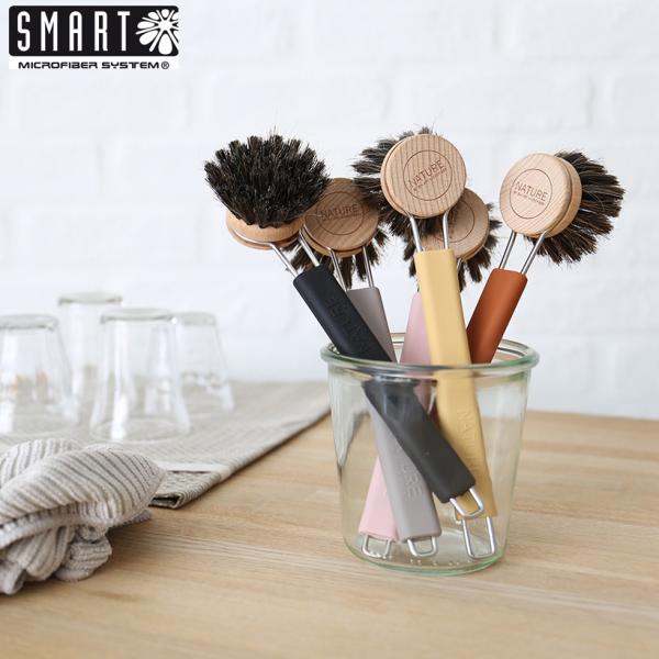 【商品名】WASHING UP BRUSH【メーカー名】SMART【カタログサイズ】50×70×290mm【色】ブラック、グレイ、ラスト、イエロー【素材】ブラシ/ビーチ・馬毛40％、ポリプロピレン60％ハンドル/シリコーン・ステンレススチー...