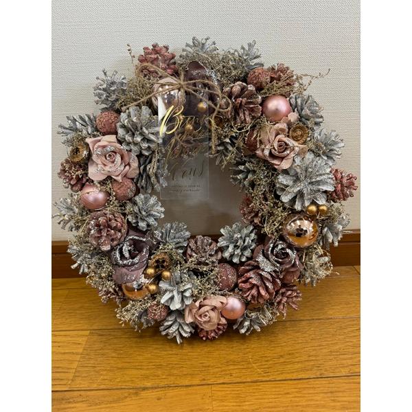 白を基調にした人気のクリスマスリースです。スノーホワイト×ラメをテーマにした上品できらびやかなデザインとなっております。こちらの商品は、壁掛け用の紐・透明タグ　が付いております。●透明タグの文字Bienvenue(ようこそ）pourvous...