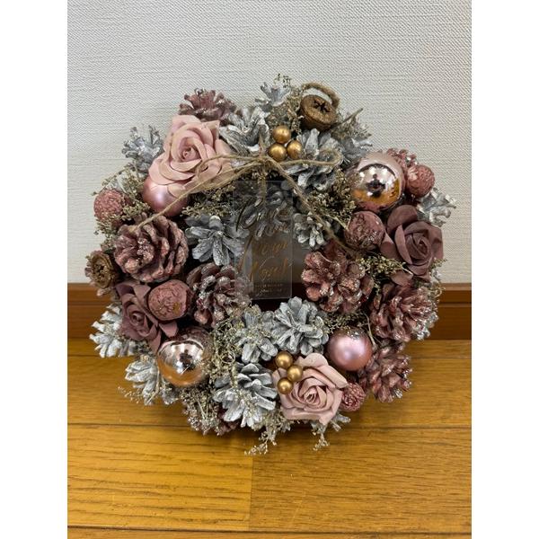 白を基調にした人気のクリスマスリースです。スノーホワイト×ラメをテーマにした上品できらびやかなデザインとなっております。こちらの商品は、壁掛け用の紐・透明タグ　が付いております。●透明タグの文字Bienvenue(ようこそ）pourvous...