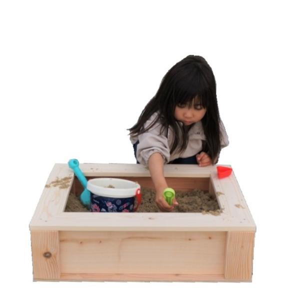 商品特長品名：国産　木製砂場　完成品産地：国産規格：外寸約幅61.5cm×奥行44.5cm×高さ18cm塗料：無塗装使用上のご注意■色ムラについて個体差による色ムラをなくすことはできないことをご了承くささい。■割れ、反り、ささくれについて木...