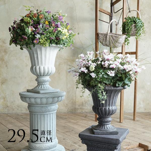 材質:グラスファイバーサイズ/重さ:直径29.5cm×高さ33cm内径：24cm重さ：2.6kg備考:力強さと美しさが融合した古代ローマ風デザイン。彫刻のような意匠は美術館のエントランスにも馴染む雰囲気を持ち、空間を上品に演出します。設置場...