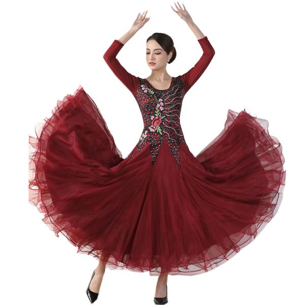 ストレッチ素材で動きやすく、発表会、競技、練習などにおすすめのレディースモダン社交ダンス衣装です。伸縮性がありとても着心地が良いワンランク上の生地を使用しています。ぜひお楽しみにしてください。[サイズ/cm] S/　　着丈125　バスト76...