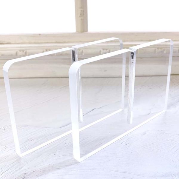 おしゃれアクリルパネルスタンド飛沫感染対策パーテーション用スタンド２個１組シンプルなデザインのパーテーション用スタンド。端面がマット調のスタンドは落ち着いた雰囲気のお店にぴったり。お花や木製家具との相性も抜群です。お手持ちの平板と組み合わせ...