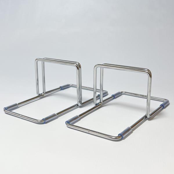 丈夫なスチール製＆スベリ止め付きで安心！２個１組鉄製　クロームメッキ仕上げスベリ止め付きお手持ちの平板と組み合わせて使用も可能。推奨平板サイズ板厚　3mm高さ　600mmまで飲食店のメニュー立てなどにもご使用いただけます。【サイズ】底：15...