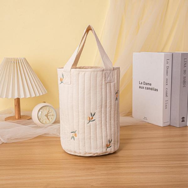 SNS、韓国で大人気！コットンで優しいマザーズバッグです。癒しのクリームカラーに可愛らしいオリーブ柄が、落ち着いた雰囲気でとってもキュート！持っているだけでテンションがあがるデザインです。ほどよい大きさでちょっとしたお出かけ・お散歩に便利な...