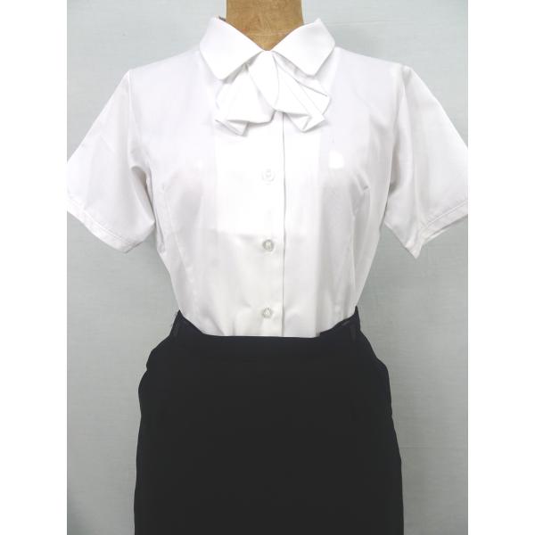 ●メーカー：KARSEE●品番：ESB444-11●商品名：事務服半袖ブラウス●カラー：ホワイト●サイズ：・7号(着丈:62 胸囲:93 肩幅:37 袖丈:20)・9号(着丈:63 胸囲:96 肩幅:38 袖丈:21)・11号(着丈:64 ...