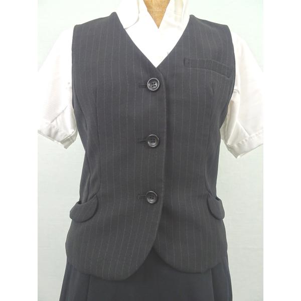 ●メーカー：FOLK●品番：FV3573-1●商品名：事務服ベスト●カラー：ブラック●サイズ：・11号(着丈:52 肩幅:35 胸囲:92)●素材：・ポリエステル99% ナイロン1%・バイカラ―ストレッチストライプ●仕様：・センタースリット...