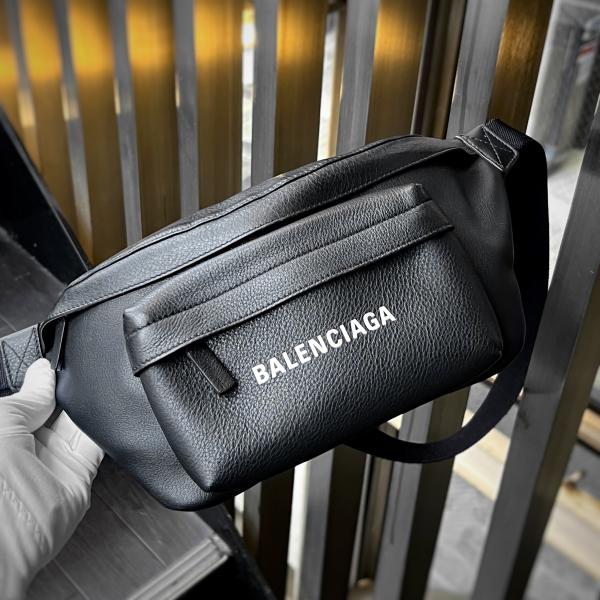 BALENCIAGA バレンシアガ Everyday Belt bag Black 552375DLQ4N BALENCIAGA バレンシアガ Everyday Belt bag Black 552375DLQ4N