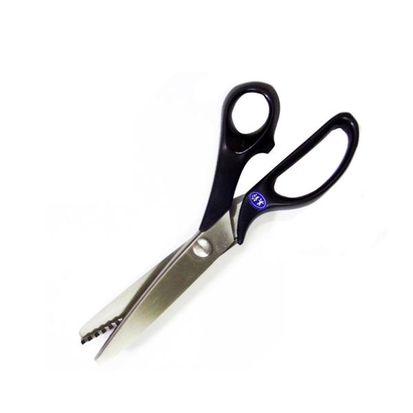 厳選されたステンレス刃物鋼を、最新の技術で高精度に仕上げています。セルフアジャスティングボール（自動調節球）の働きで厚、薄布地共にスムーズな切れ味が得られます。研ぎ直し修理はできません。【全長(mm)】約215【刃長(mm)】約75【重量(...