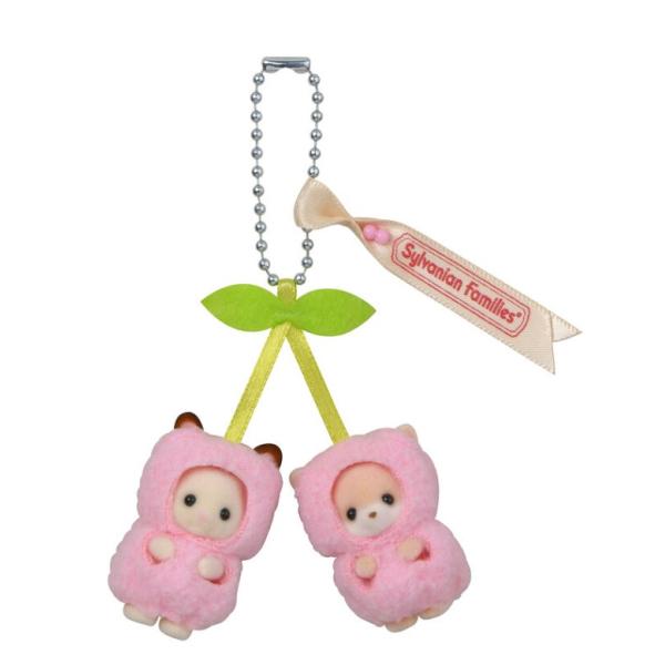 さくらんぼのコスチュームがかわいい、ショコラウサギの小さい赤ちゃんフォーナと、フェネックの小さい赤ちゃんカーヤのキーチェーンです。キーチェーンでいつでもいっしょにおでかけできます。シルバニアファミリーのリボンタグ付き。発送方法：クリックポスト