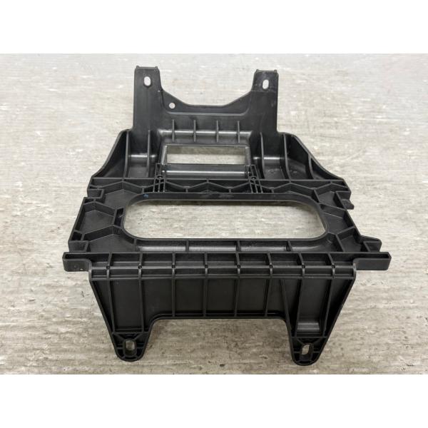 アウディ A4 (8KCDNF) 純正 オーディオアンプの ブラケット ステー 4F0 907 101 A カーオーディオ Audi p059561