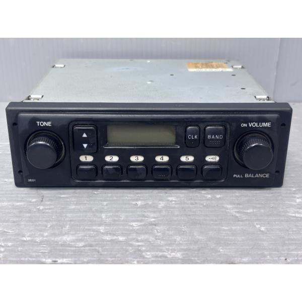 マツダ ボンゴ バン ロールーフ 低床 AT 前期 (SK82V) 純正 クラリオン ラジオ チューナー オーディオデッキ カーオーディオ 2E01 p0635