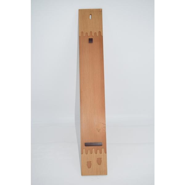 短冊掛 杉 壺紋 60.3×8.8cm 高さ1.4cm 掛け穴（2×0.7cm）上から穴まで0.8cm 汚れ、擦れはありますが、本体はしっかりしています、お稽古にお使いになるには差し支えありません。注）商品のサイズと性質上、同梱包できない場...