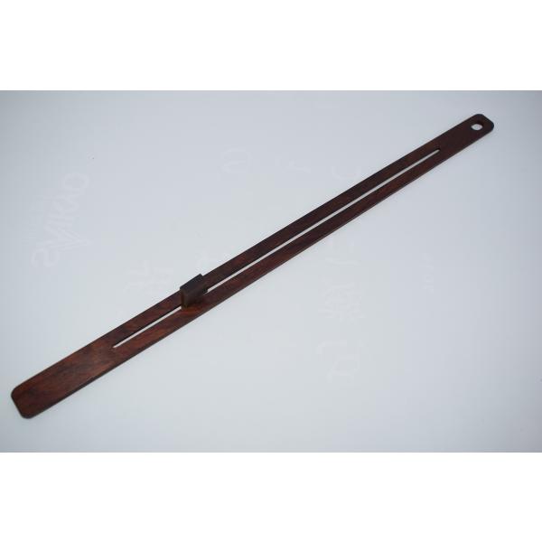 掛け軸　唐木 自在  (1)  45.5×2.2cm 高さ2.5cm 穴（1.5×0.8cm）上から穴まで0.9cm 汚れ。サビ、擦れはありますが、本体はしっかりしています、お稽古にお使いになるには差し支えありません。