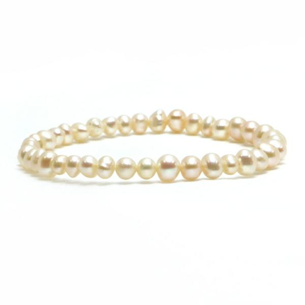 【ビーズサイズ】4〜5mm【腕回りサイズ】ご自身の腕回りサイズを計測いただき、ブレスレットサイズ（内径）からお選びください＊ブレスレットサイズ（内径）は腕回りサイズ+1cmがおすすめのサイズとなります【形】丸玉＊ビーズサイズは0.5mm前後...