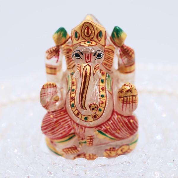 当店ダントツ人気のクリアカラーの水晶製ガネーシャ様！こちらはお顔立ちが整っていてまさにイケメン＊背中側の腕部分にはうっすらと「虹色」も見られます。  「夢をかなえる象」「商売の神様」「学問の神様」「除災厄除」「財運向上」など、すべての開運の...