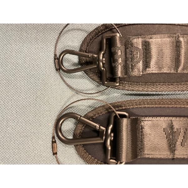 GEWAの純正ケース用ストラップです。幅7.7cmの幅広タイプでストラップの方への食い込みを最大限抑えます。金具の小さいものをバイオリン・ビオラケース用、大きいものをチェロ用として出荷しておりますが、基本的にどちらもチェロケース使用可能です...