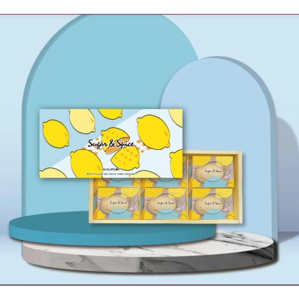 ふわふわで濃厚なシフォンケーキのボディにレモン風味のコートをトッピング。本物の素材で防腐剤を一切使用していません。生き生きとしたフレッシュなパッケージデザインで、懐かしい魂に新たな命を吹き込みましょう！35.3×17.2×5.2cm (長さ...