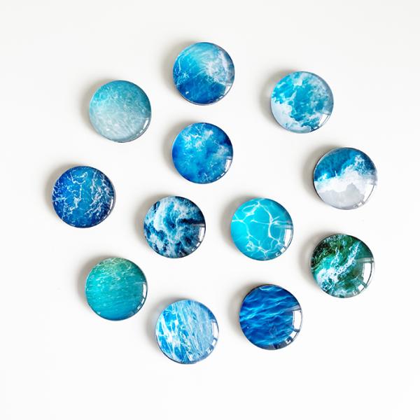 きれいな海や波の写真が描かれたマグネットホワイトボードや冷蔵庫に貼れば「気分は夏」って感じになりますよ会議で使用してもよし、家庭で大事な印刷物を貼るのに使用してもよし■内容：12個（12種類の写真）で1セット■材質：ガラス/磁石■サイズ：直...