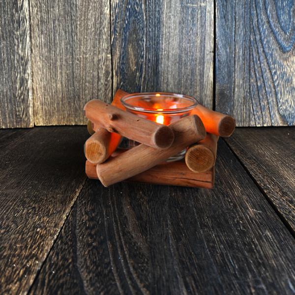 インテリアとしても映える心落ち着くろうそくスタンドです。天然木をランダムに重ねたキャンドルホルダーお好きな香りのろうそくをセットするだけで癒しの雰囲気を作り上げてくれます。■材質：アクリル/ガラス■本体サイズ：約14cm×約14cm×約8c...