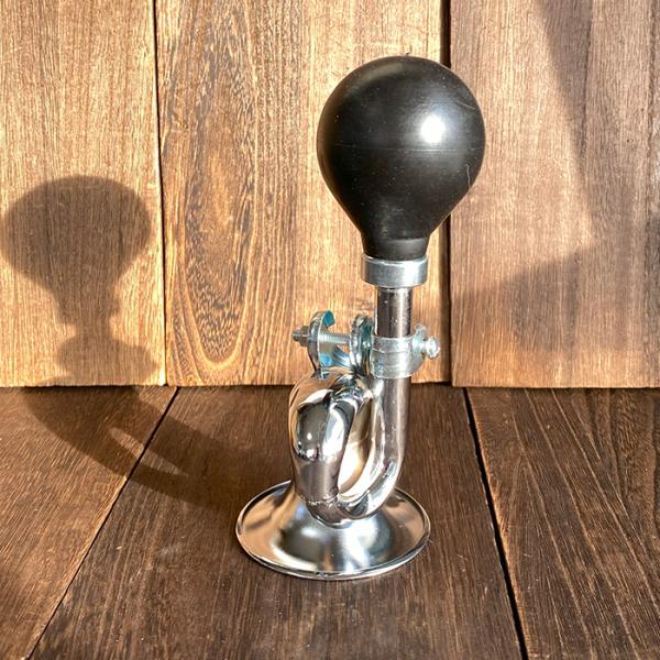 ラッパタイプの自転車ホーンです。金属なのでプラスチックとは違う深い音がします。どこか懐かしい音色で「パフパフ」したくなるの私だけ？自転車以外にも、イベントや応援グッズとしても重宝するアイテムです。■カラー：シルバー■材質・素材：鉄■サイズ：...