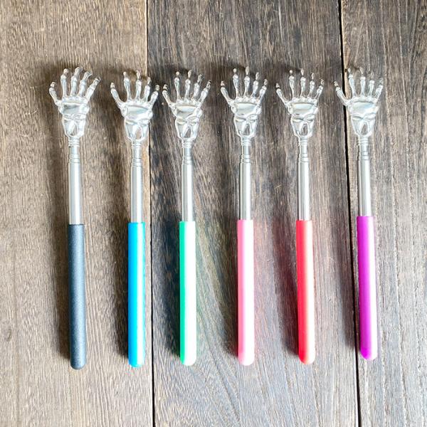 かゆいところに手が届く「孫の手」骸骨の手をモチーフにした伸縮タイプの孫の手です。22.5cm〜59cmまで伸縮して、とっても使いやすい(^^)/カラーも６色からお選びいただけます。■カラー：ブラック/ブルー/グリーン/ピンク/レッド/パープ...