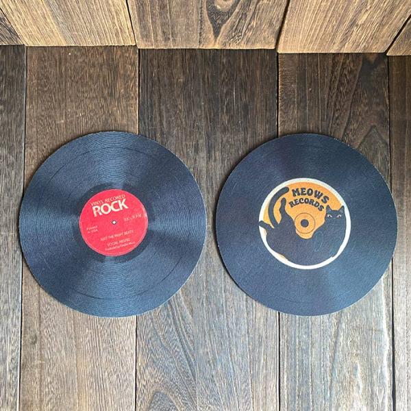 LPレコードをモチーフにしたマウスパッドいきなりPC周りがロックな感じに！書かれた文字もかすれていて、レトロ感をかもし出しています。※輸入品の為、縫製加工に多少のムラがございます。予めご了承の上お買い求めください。■タイプ：ROCK/CAT...