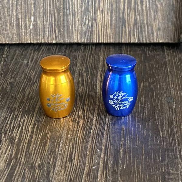 ※25mm×15mmとかなり小さいですので、予めご了承の上、お買い求めください。遺骨カプセルは、「お遺骨」「お遺髪」「お遺灰」などを、カプセルに納め、普段より持ち歩くことで、いつも身近に感じ、供養ができるものとして生まれました。すべて遺骨を...