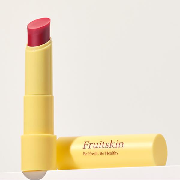 VEGAN Fruitskin生気レッドリップバター　1日中しっとりして栄養たっぷりのリップ保湿ケア　ビタミンＣたっぷりのクランベリーエキスとラズベリーエキスが乾燥した唇をしっとりと優しくケアします。肌にやさしい植物性オイル＆フルーツエキス...