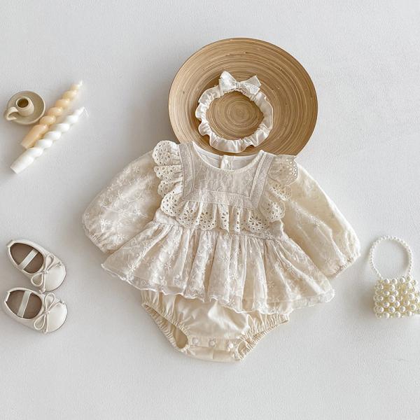 まるでワンピースのような華やかさを持つ、レース付き長袖ベビーロンパース。コットン100％でやわらかく、赤ちゃんの肌にやさしい着心地です。ふんわりフリルと繊細なレースデザインが上品で、記念日やお出かけにぴったり。お食い初め・ハーフバースデー・...