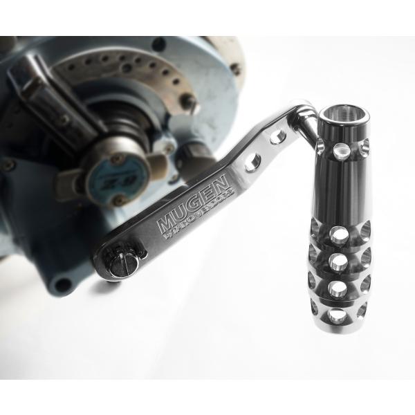 リールハンドルの基本「巻きやすさ」とは何なのかを追求して誕生したのが「ムゲンパワーハンドル」シリーズです。「最強」を謳うメーカーとの連携によって、本製品は一般的な船釣りリールのハンドルに求められるさまざまなファクターを高い次元で調和させた、...