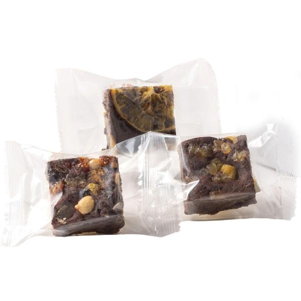 　濃厚なチョコ生地に、ナッツと果物を散りばめて。袋を開けると、カカオの香りがふわり。甘すぎない濃厚なチョコの味わいと、ザクザク刻んだナッツの香ばしさ、ドライフルーツの甘酸っぱさを、ひとくちサイズに閉じ込めました。　選りすぐりのフルーツをふん...